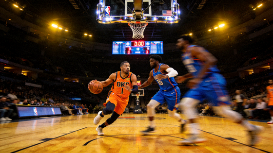 NBA篮球比赛现场球员进攻与球场灯光