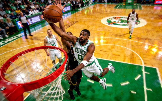 NBA篮球比赛现场球员突破上篮画面